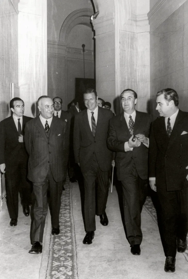 Visita oficial al Banco de España de Robert Strange McNamara, presidente del Banco Mundial, que aparece en el centro de la fotografía. A su derecha, Luis Coronel de Palma, gobernador del Banco de España; a su izquierda, Agustín Alcocer Moreno, jefe general exterior, y José Ramón Herrero Fontana, subgobernador 1.º. 30 de abril de 1971. Fotógrafo: desconocido. Positivo. Plata en gelatina. N.º inv. 5794.