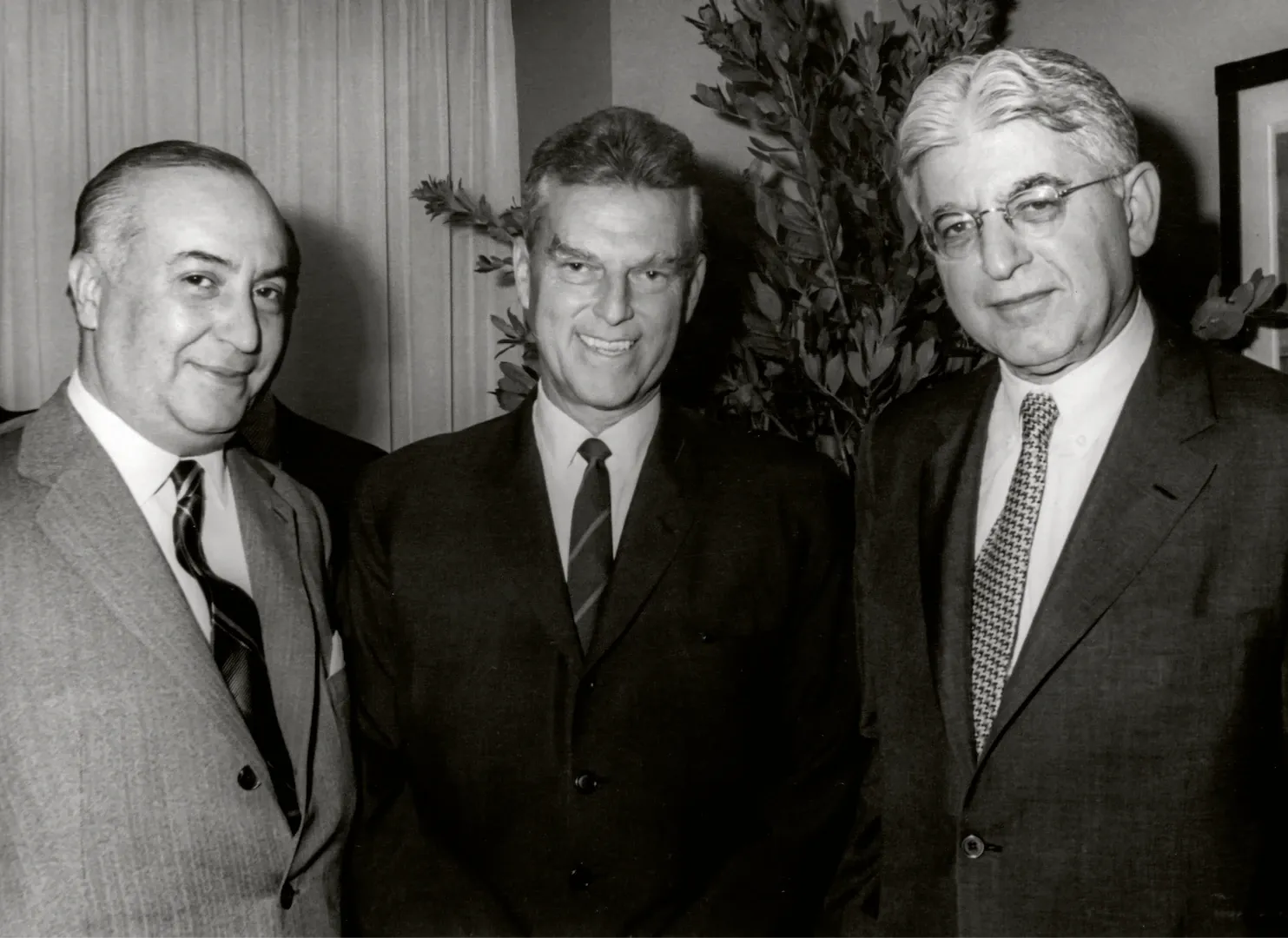 Visita al Banco de España de Arthur F. Burns, presidente de la Reserva Federal, que aparece en el centro de la fotografía. A su derecha, Luis Coronel de Palma, gobernador del Banco de España. 26 de septiembre de 1970. Fotógrafo: desconocido. Positivo. Plata en gelatina. N.º inv. 5812.