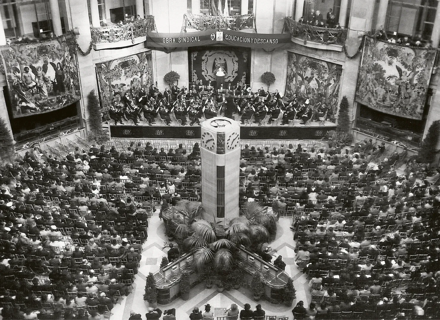 Madrid. Concierto de la Orquesta Sinfónica de Madrid organizado por la Obra Sindical Educación y Descanso en el patio de Operaciones del Banco de España. 1942. Fotógrafo: Diego González Ragel. Positivo. Plata en gelatina. N.º inv. 5950.