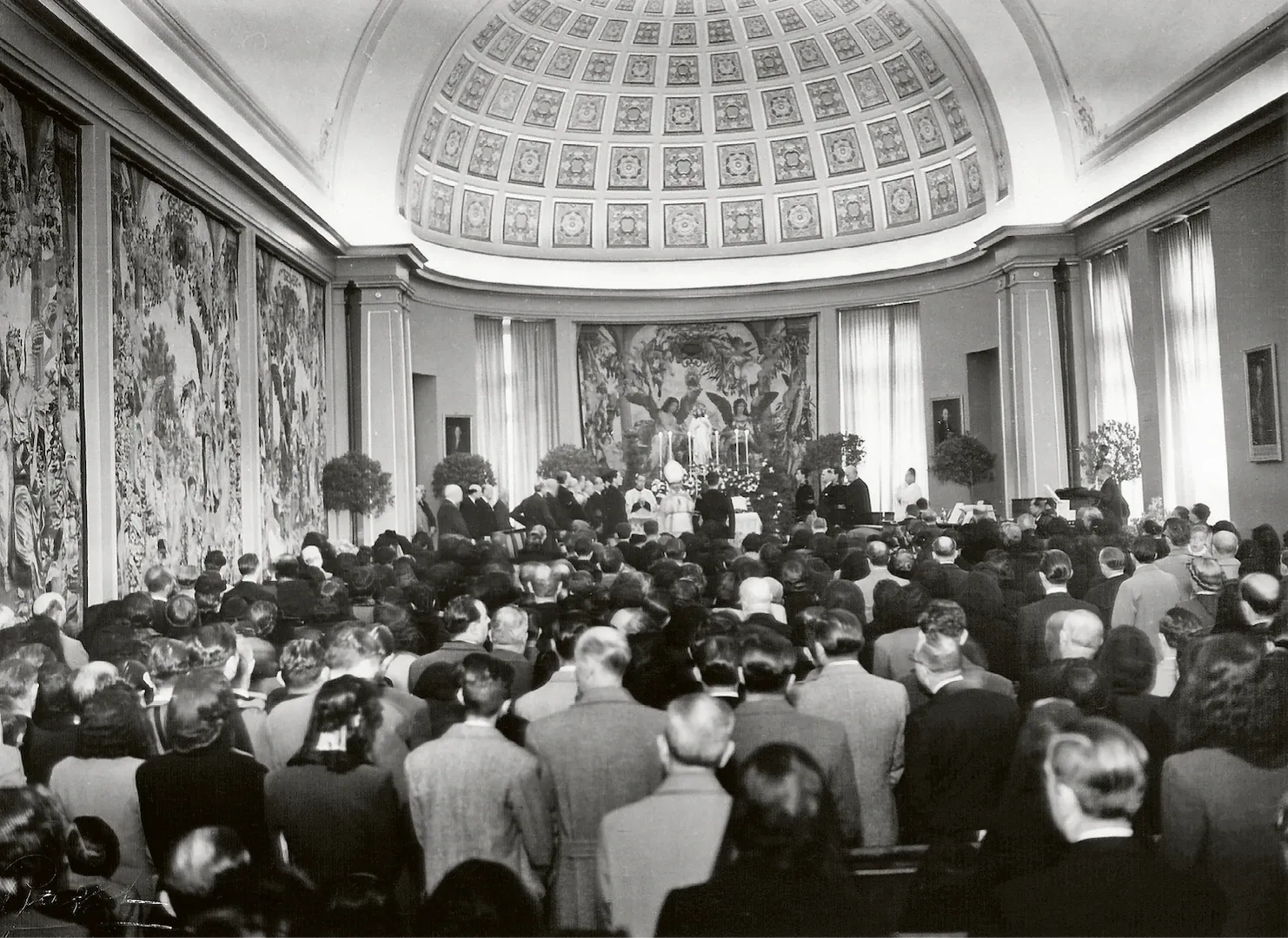 Madrid. Celebración de una misa en el salón de Juntas de Accionistas. 1941. Fotógrafo: Diego González Ragel. Positivo. Plata en gelatina. N.º inv. 5978.