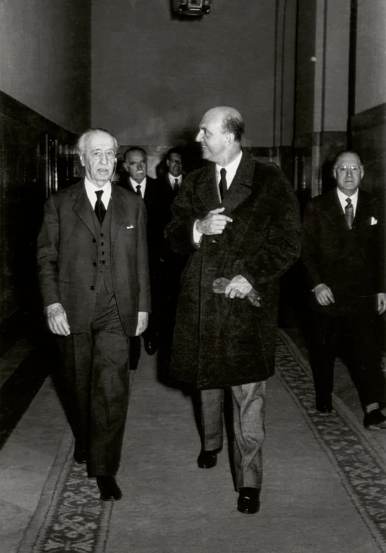 Visita de Humberto de Saboya al Banco de España. A su derecha, el gobernador, Joaquín Benjumea. 1955. Fotógrafo: desconocido. Positivo. Plata en gelatina. N.º inv. 6004.