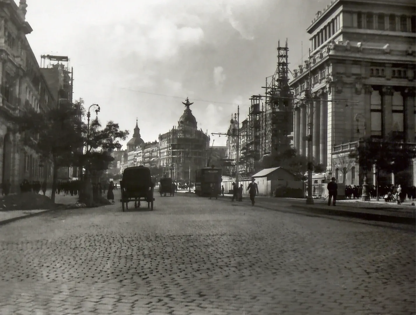 Madrid. Vista de la calle de Alcalá desde la plaza de Cibeles. A la izquierda, el Banco de España. Ca. 1918. Copia posterior. Fotógrafo: desconocido. Positivo. Plata en gelatina. N.º inv. 6024.