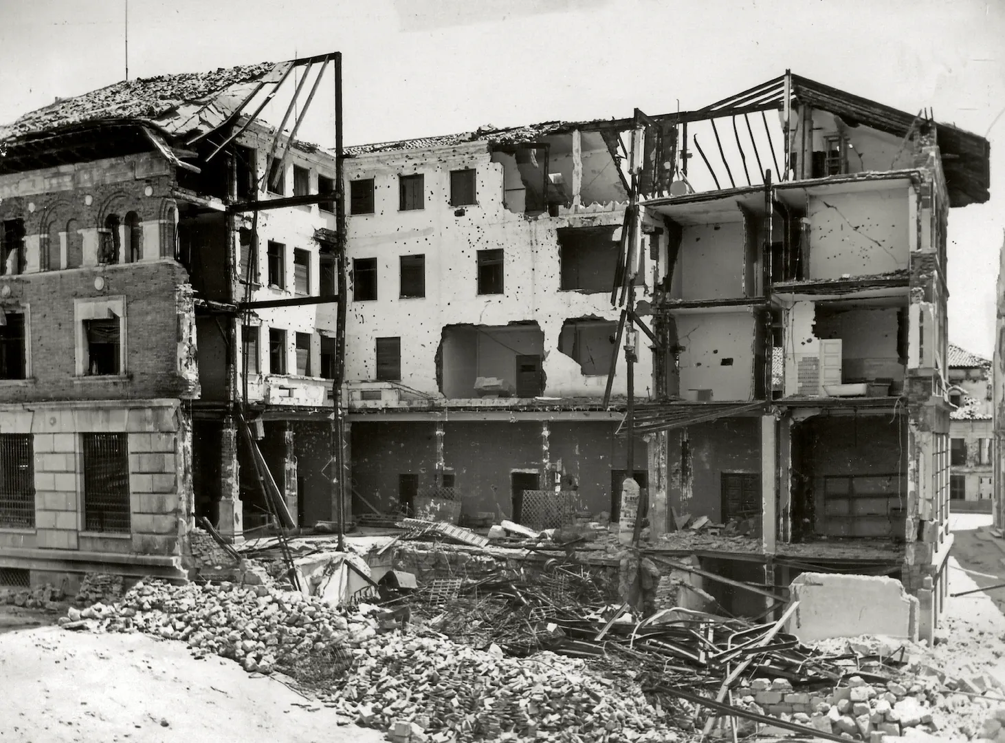 Sucursal de Teruel. Fachada posterior del edificio tras los bombardeos de la Guerra Civil (plaza de Emilio Castelar, luego de San Juan, sede entre 1936 y 2002, obra del arquitecto Juan de Zavala Lafora). Ca. 1940. Fotógrafo: Miguel Marín Chivite. Positivo. Plata en gelatina. N.º inv. 6027.