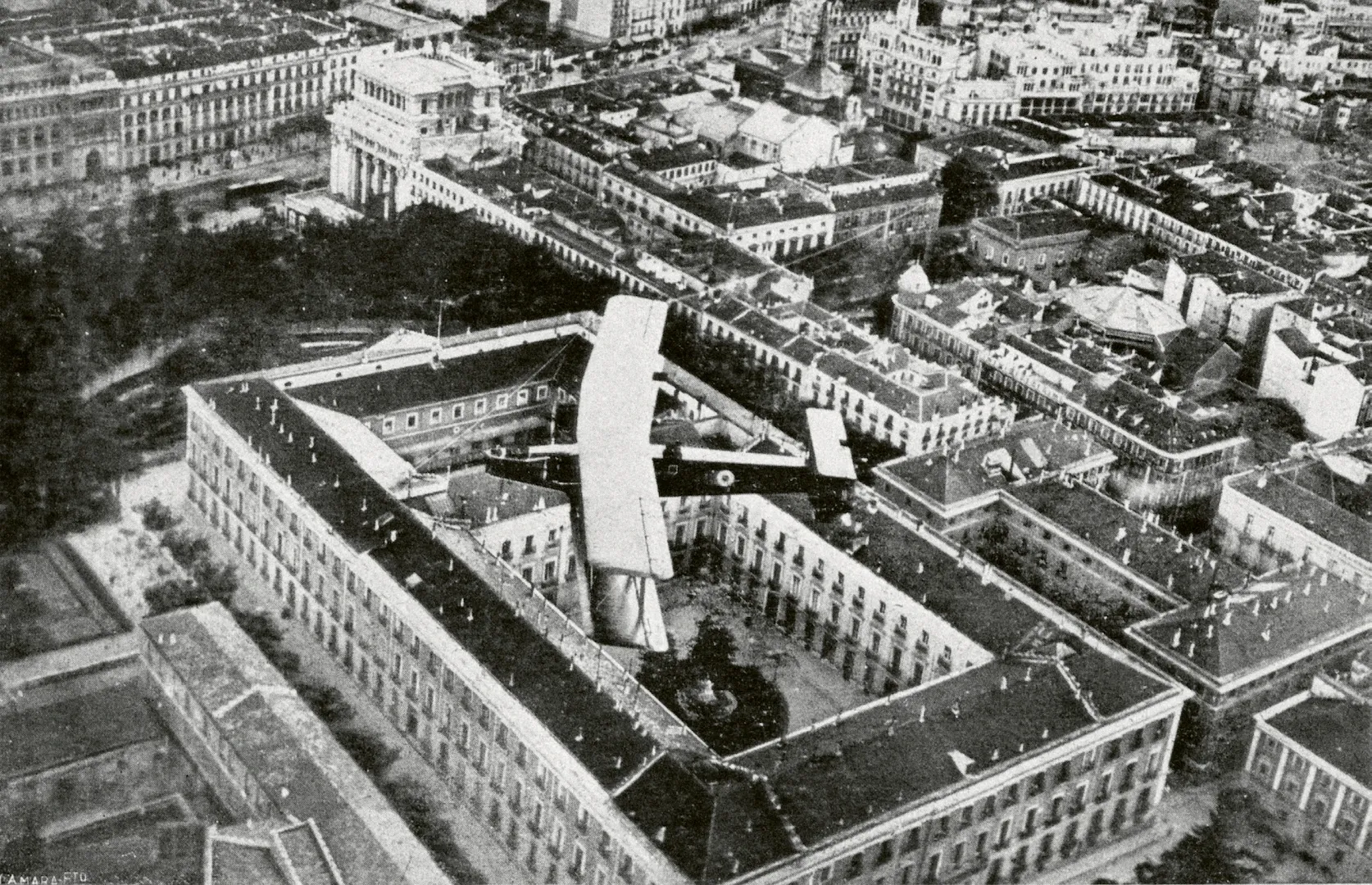 Vista aérea de Madrid publicada en la revista La Esfera, en la que se aprecia un aeroplano sobrevolando el palacio de Buenavista y el entorno de las calles de Alcalá y Gran Vía. A la izquierda, se reconoce el edificio del Banco de España antes de su primera ampliación. 1918. Fotógrafo: desconocido. N.º inv. 6030.