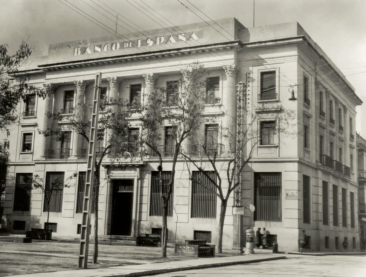 Sucursal de Guadalajara. Vista exterior del edificio (plaza de Don Diego García, sede entre 1934 y 2002, obra del arquitecto José Yárnoz Larrosa). 1951. Fotógrafo: Foto Estudio Reyes. Positivo. Plata en gelatina. N.º inv. 6035.