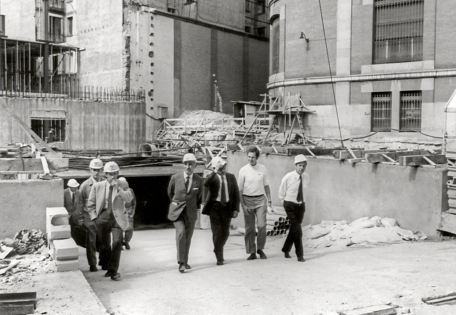 Madrid. Obras de ampliación del edificio del Banco de España en las calles de Los Madrazo y Marqués de Cubas. Visita a la obra del arquitecto José Yárnoz Orcoyen. 1972. Fotógrafo: desconocido. Positivo. Plata en gelatina. N.º inv. 6037.