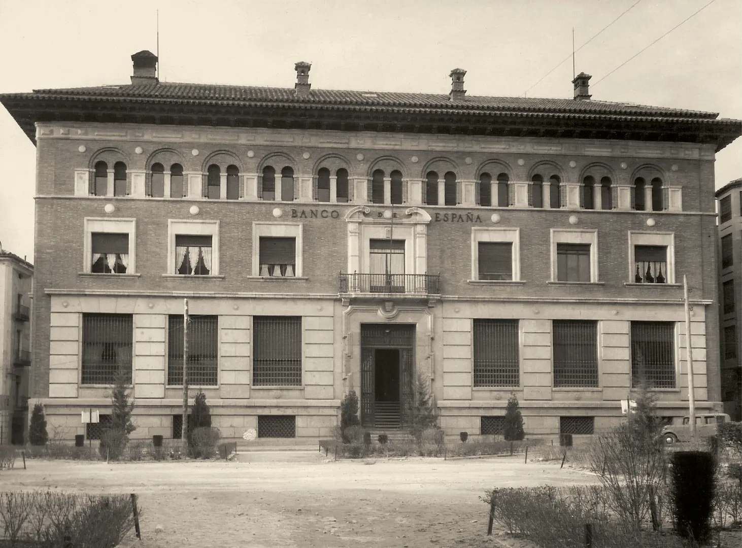 Sucursal de Teruel. Vista exterior del edificio tras su reconstrucción después de la Guerra Civil (plaza de Emilio Castelar, luego de San Juan, sede entre 1936 y 2002, obra del arquitecto Juan de Zavala Lafora). 1951. Fotógrafo: desconocido. Positivo. Plata en gelatina. N.º inv. 6043.