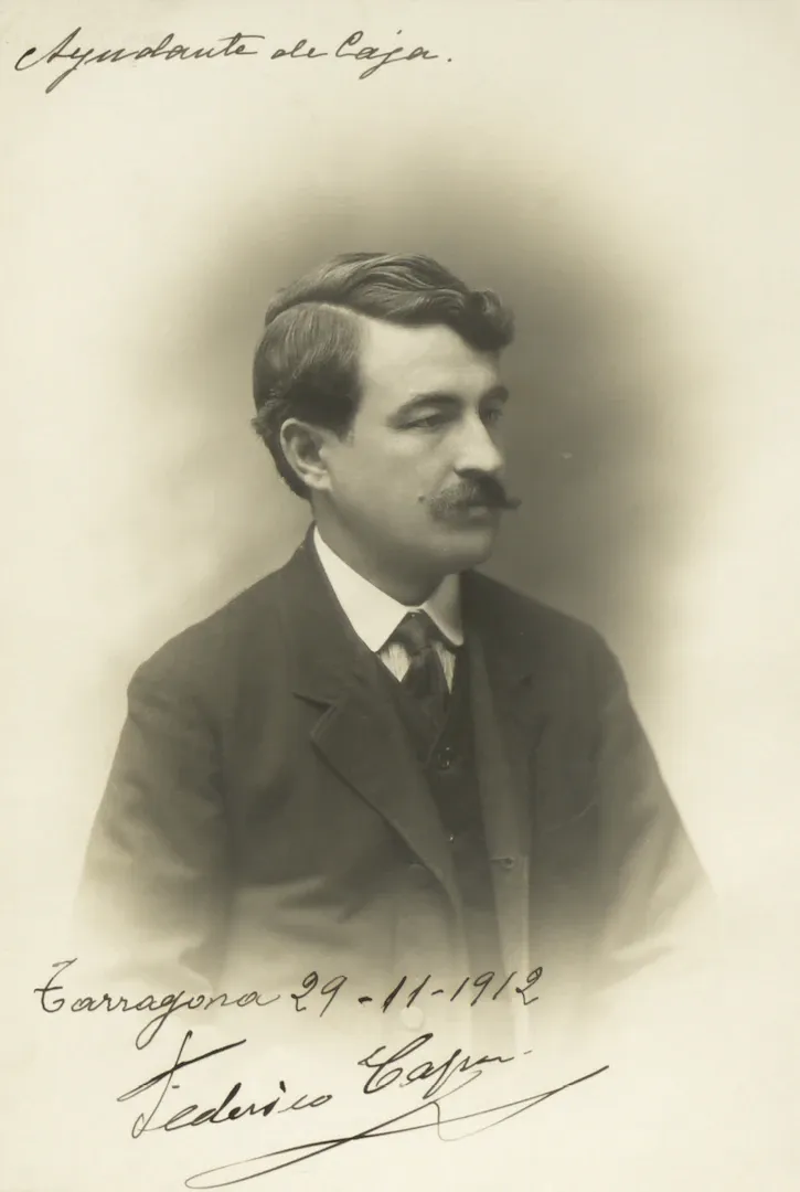 Federico Capa Espejo. Ayudante de Caja. Sucursal de Tarragona. 1912. Fotógrafo: desconocido. Positivo. Plata en gelatina. N.º inv. 6113.