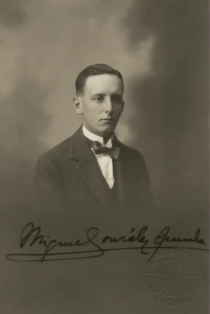 Miguel González Quesada. Cobrador. Sucursal de Tenerife. Ca. 1919. Fotógrafo: Fotografía Gutiérrez. Positivo. Plata en gelatina. N.º inv. 6164.