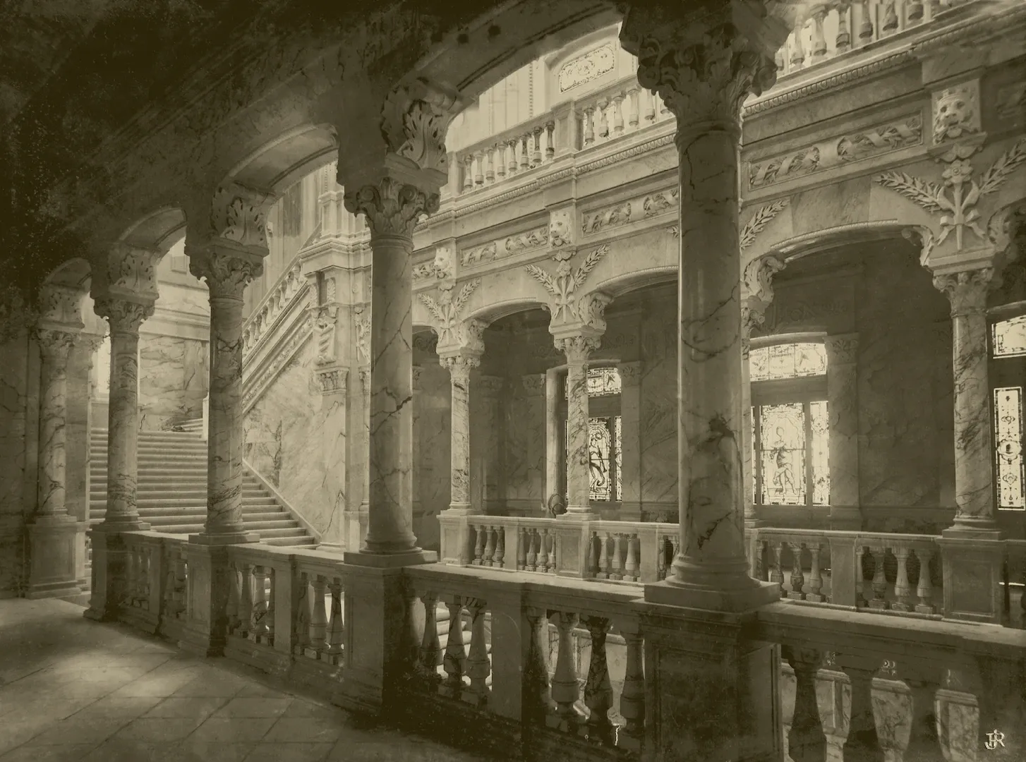 Madrid. Edificio del Banco de España en el paseo del Prado. Escalera principal. 1891. Fotógrafo: J. Laurent y Cía. Copia posterior de Juana Roig Villalonga [entre 1915 y 1921?]. Positivo. Plata en gelatina. N.º inv. 6389.