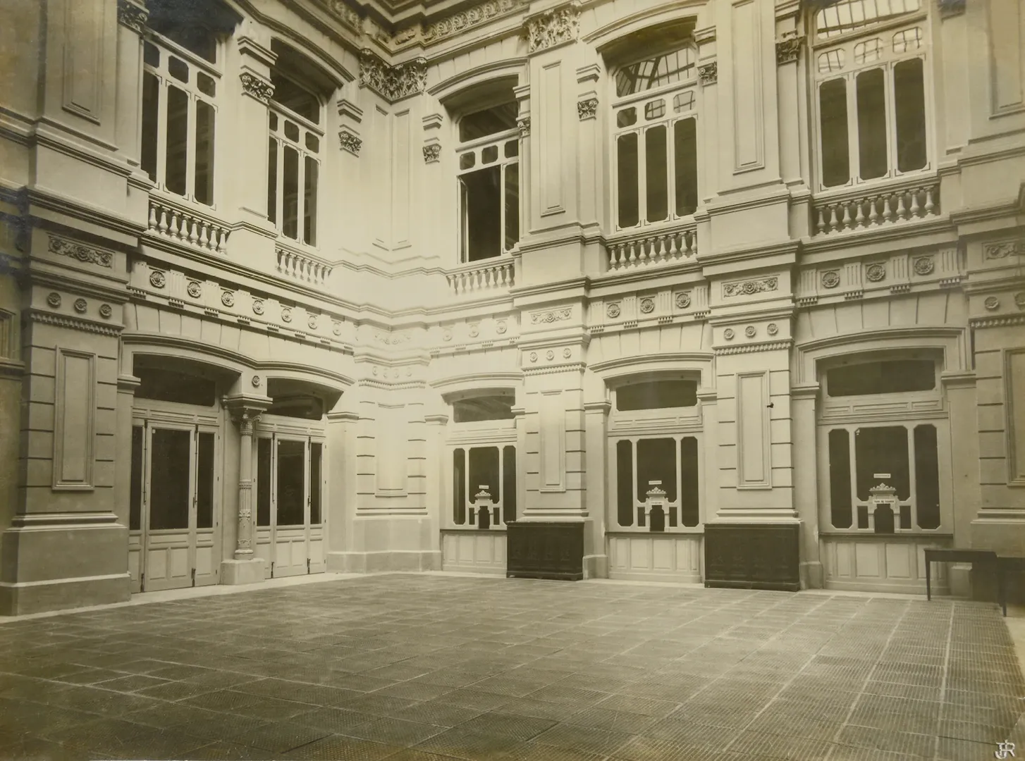 Madrid. Edificio del Banco de España en el paseo del Prado. Patio de Tesorería. 1891. Fotógrafo: J. Laurent y Cía. Copia posterior de Juana Roig Villalonga [entre 1915 y 1921?]. Positivo. Plata en gelatina. N.º inv. 6390.