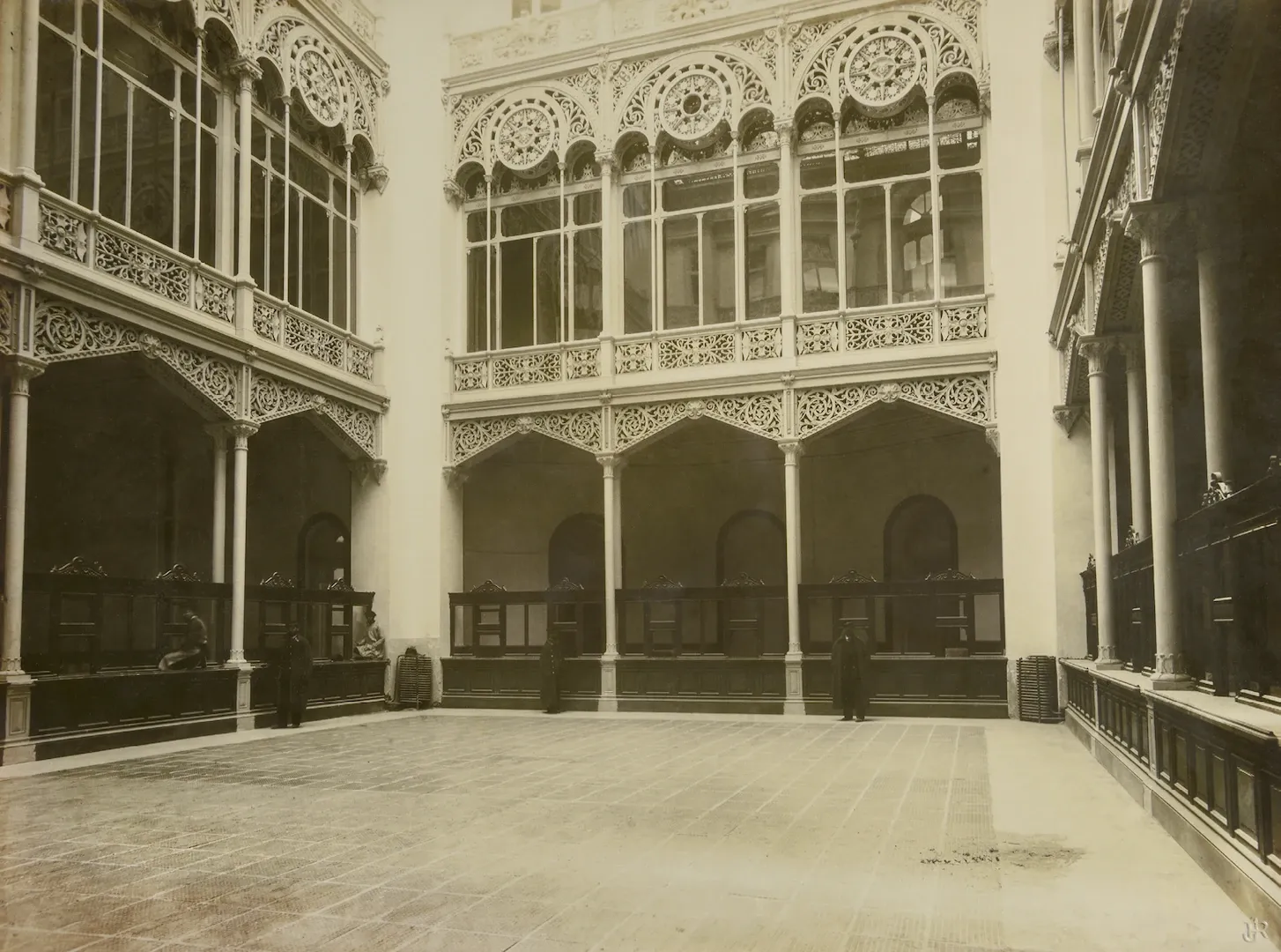 Madrid. Edificio del Banco de España en el paseo del Prado. Patio de Caja de Efectivo. 1891. Fotógrafo: J. Laurent y Cía. Copia posterior de Juana Roig Villalonga [entre 1915 y 1921?]. Positivo. Plata en gelatina. N.º inv. 6391.