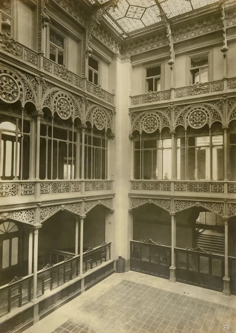 Madrid. Patio de Caja de Efectivo del edificio del Banco de España en el paseo del Prado. 1891. Fotógrafo: J. Laurent y Cía. Copia posterior de Juana Roig Villalonga [entre 1915 y 1921?]. Positivo. Plata en gelatina. N.º inv. 6392.