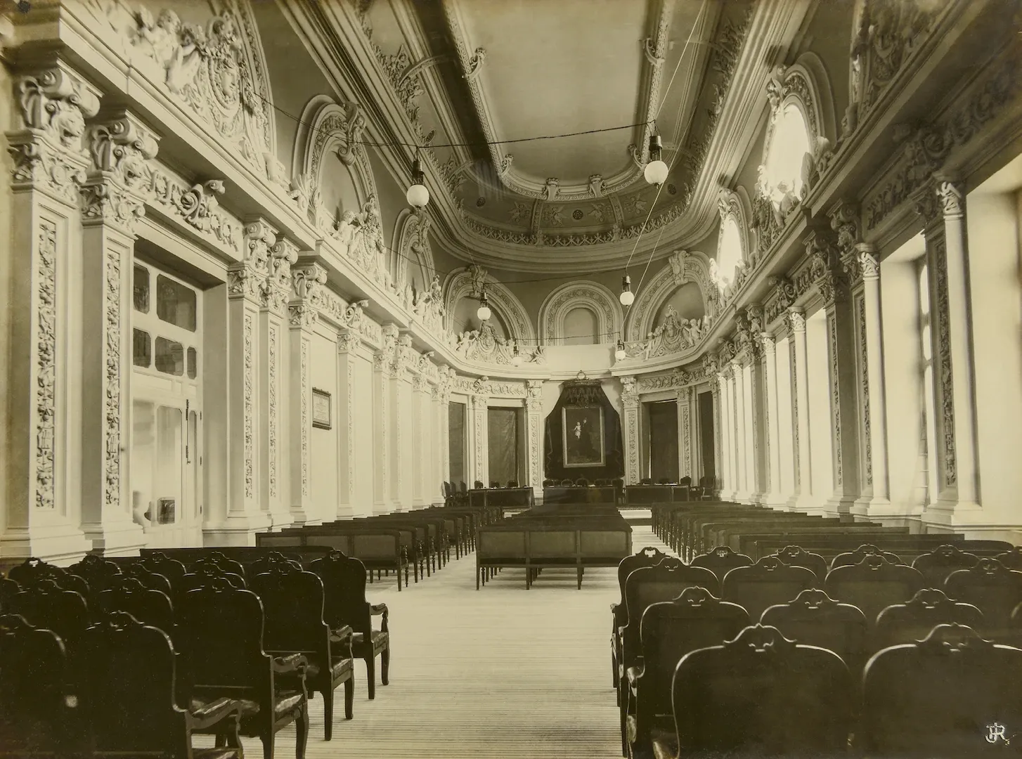 Madrid. Edificio del Banco de España en el paseo del Prado. Salón de Juntas Generales de Accionistas. 1891. Fotógrafo: J. Laurent y Cía. Copia posterior de Juana Roig Villalonga [entre 1915 y 1921?]. Positivo. Plata en gelatina. N.º inv. 6393.