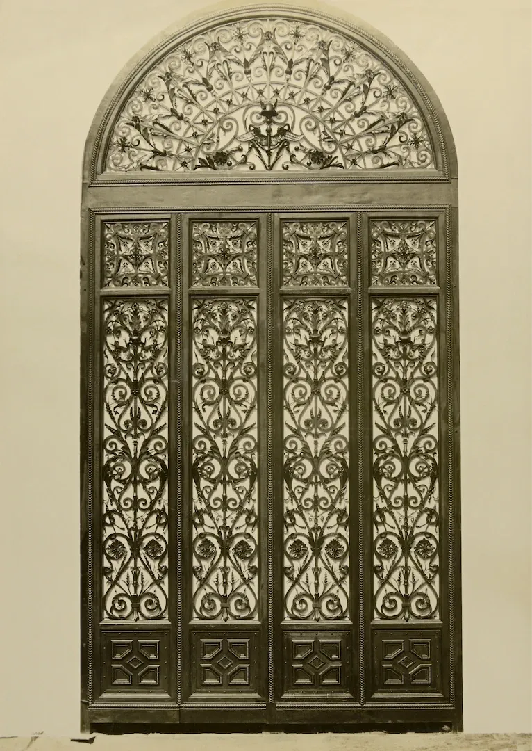 Madrid. Puerta de ingreso en hierro dulce del edificio del Banco de España en el paseo del Prado. 1891. Fotógrafo: J. Laurent y Cía. Copia posterior de Juana Roig Villalonga [entre 1915 y 1921?]. Positivo. Plata en gelatina. N.º inv. 6394.