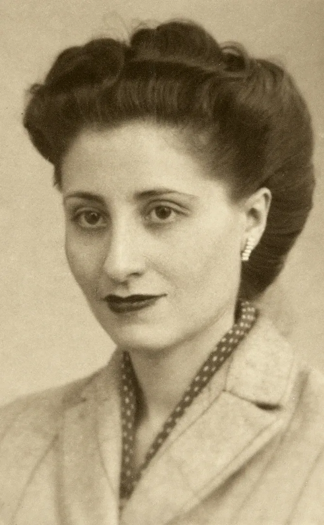 Emilia Afán de Ribera Tudela. Auxiliar femenina amovible. Sucursal de Valencia. Ca. 1944. Fotógrafo: desconocido. Positivo. Plata en gelatina. N.º inv. 6790.