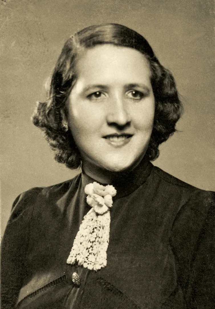 Adriana Gironella Ronquillo. Auxiliar temporera amovible. Sede de Madrid. Ca. 1940. Fotógrafo: Luis Saus González. Positivo. Plata en gelatina. N.º inv. 6832.