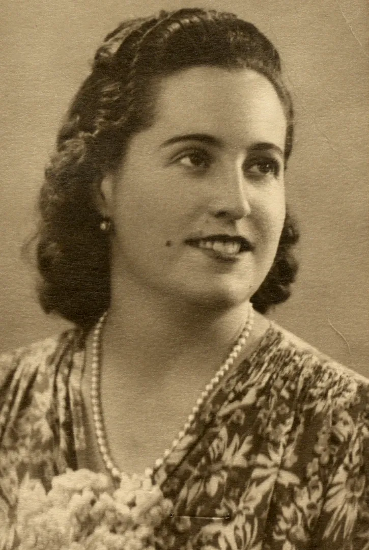 Adelina Rivera Vázquez. Auxiliar femenina amovible. Sucursal de Granada. Ca. 1938. Fotógrafo: desconocido. Positivo. Plata en gelatina. N.º inv. 6868.