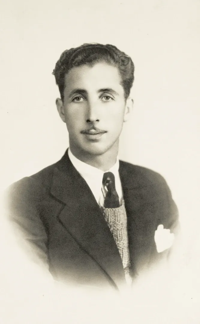 Joaquín Llera Sordo. Auxiliar de Caja. Sede de Madrid. Ca. 1941. Fotógrafo: Foto Mena. Positivo. Plata en gelatina. N.º inv. 6896.