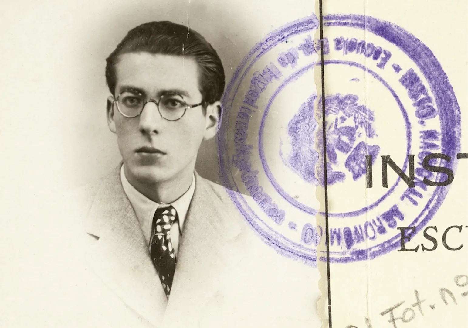 Mariano García Zuazo, aspirante a auxiliar del cuerpo técnico (sede de Madrid), adherida a su certificado académico. Ca. 1932-1934. Fotógrafo: desconocido. Ca. 1936. Fotógrafo: Fotografía Martínez. Positivo. Plata en gelatina. N.º inv. 7024.