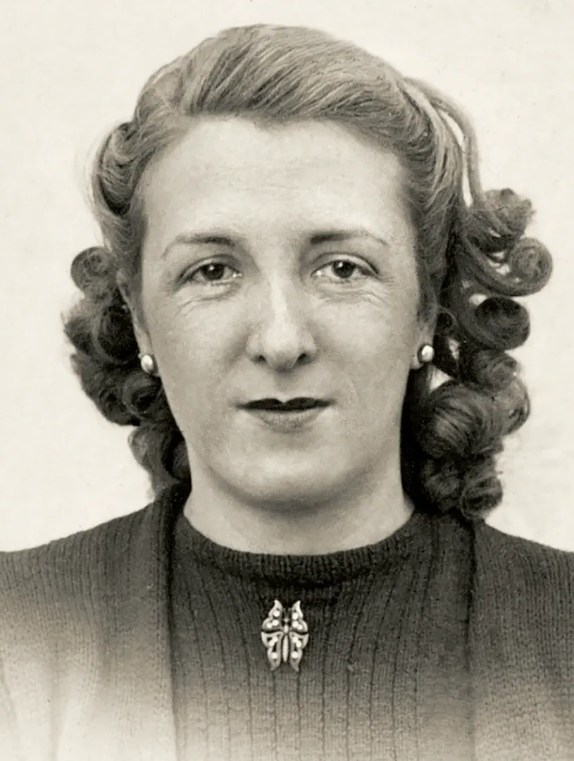 María del Rosario Gilarranz Salgado. Auxiliar de oficina. Sucursal de Salamanca. Ca. 1947. Fotógrafo: desconocido. Positivo. Plata en gelatina. N.º inv. 7028.