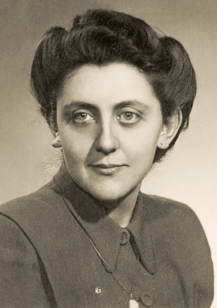 Eloísa Márquez Jaume. Auxiliar de oficina. Sucursal de Palma. Ca. 1946. Fotógrafo: Fotografía Sastre. Positivo. Plata en gelatina. N.º inv. 7042.