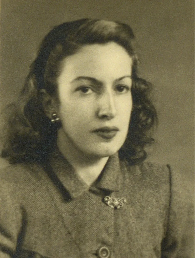 Josefina Martínez Ruiz. Auxiliar de oficina. Sucursal de Ávila. Ca. 1947. Fotógrafo: desconocido. Positivo. Plata en gelatina. N.º inv. 7046.