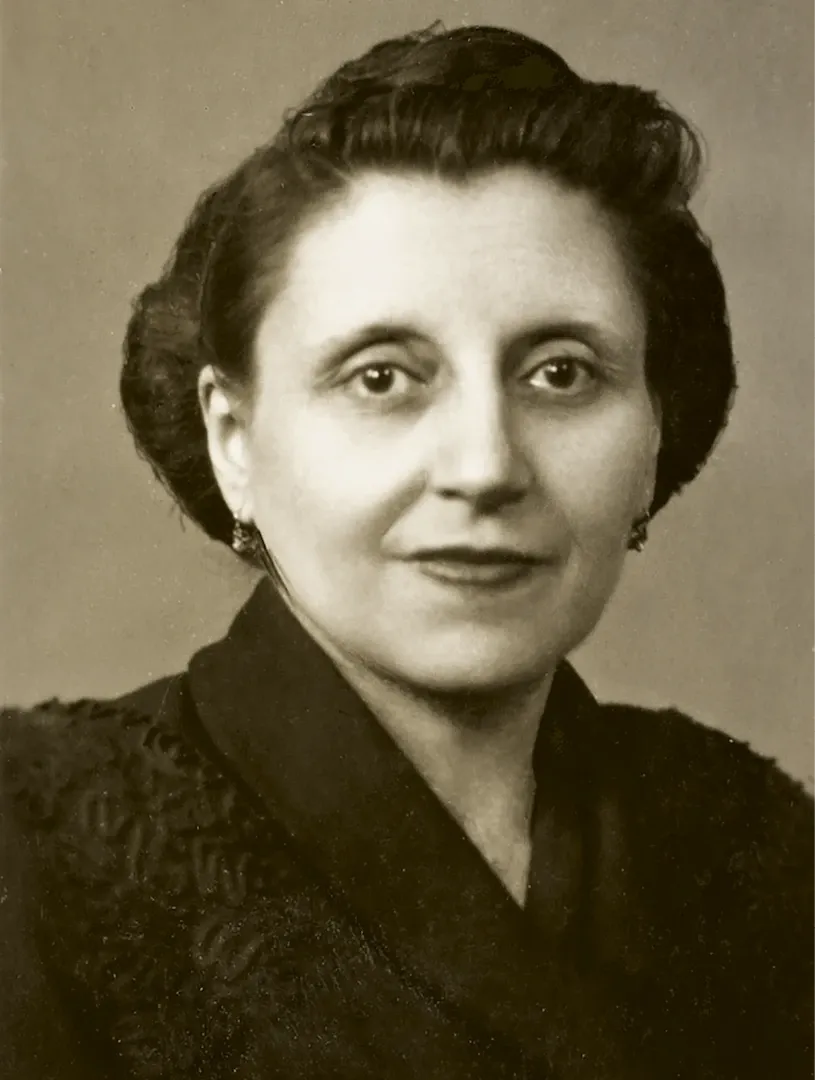 Carmen Esperanza Martínez Villa. Auxiliar de oficina. Sucursal de Granada. Ca. 1947. Fotógrafo: Foto Lapido. Positivo. Plata en gelatina. N.º inv. 7047.