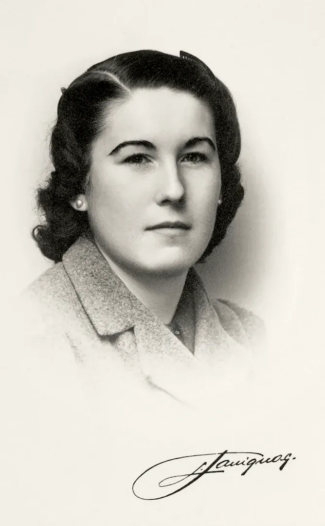 María Luz Arrazola Silió. Auxiliar femenina amovible. Sede de Madrid. Ca. 1940. Fotógrafo: Leopoldo Savignac Batistini. Positivo. Plata en gelatina. N.º inv. 7119.