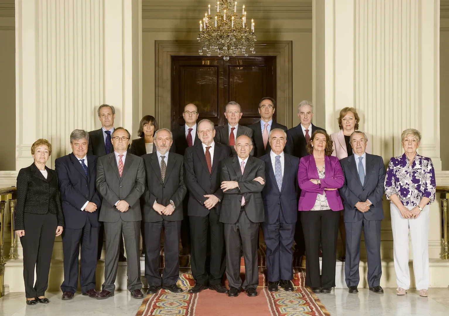 Los miembros del Consejo de Gobierno del Banco de España. De izquierda a derecha, fila de abajo: Ana Sánchez y Guillem López i Casasnovas, consejeros; Fernando Restoy, vicepresidente de la Comisión Nacional del Mercado de Valores; Vicente Salas, consejero; Javier Aríztegui, subgobernador; Miguel Ángel Fernández Ordóñez, gobernador; Ángel Luis López Roa, consejero; Soledad Núñez, directora general del Tesoro y Política Financiera; y José María Marín y Carmen Alonso, consejeros. Fila de arriba: Jerónimo Martínez Tello, Pilar Trueba, José María Roldán y José Luis Malo de Molina, directores generales; José Antonio Alepuz, secretario general; Javier Alonso, director general; y María Luisa Teijeiro, representante de Personal. 2011. Fotógrafo: desconocido. Imagen digital. N.º inv. 7281.