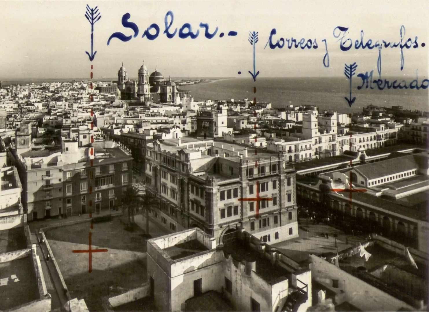 Cádiz. Vista de la ciudad. Sobre la imagen, señalados en tinta, el solar pensado para la construcción de la nueva sucursal del Banco de España y los edificios de Correos y el Mercado. El solar no se llegó a adquirir. Ca. 1935. Fotógrafo: Lucien Roisin Besnard. Positivo. Plata en gelatina. Tarjeta postal. N.º inv. 7384.