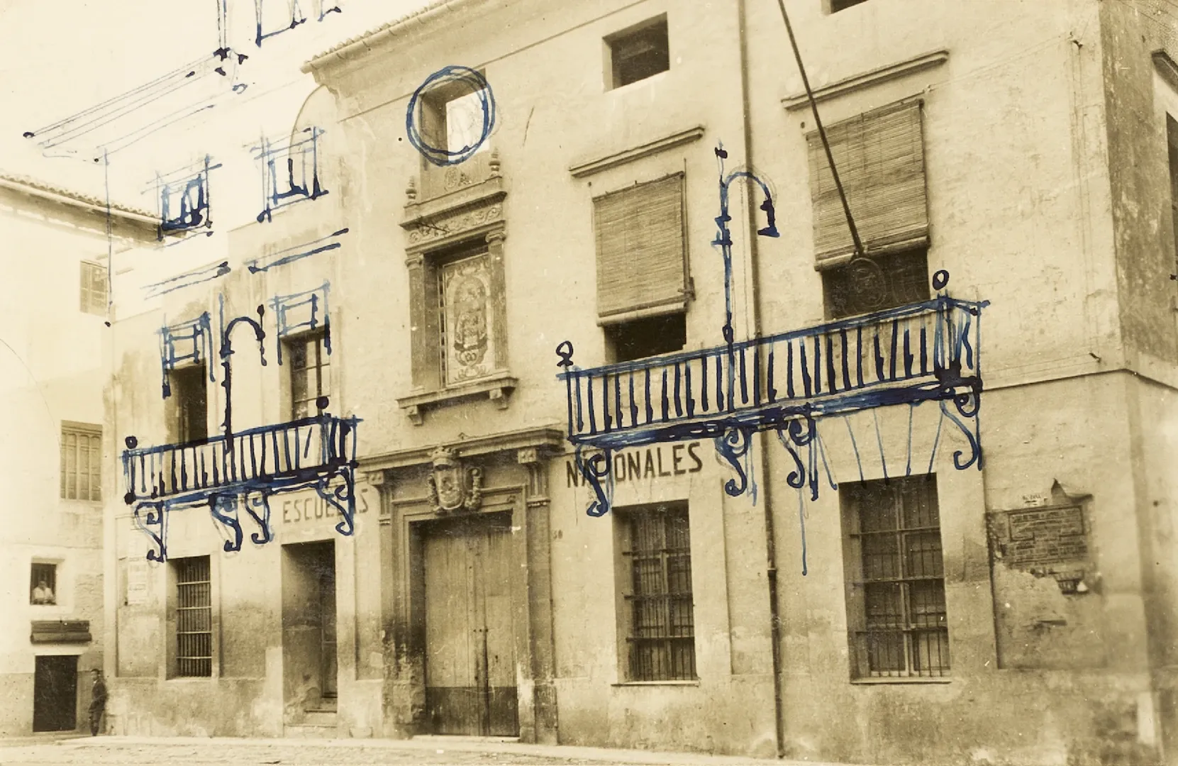 Sucursal de Játiva. Vista exterior del edificio del Peso Real en la plaza del Almudín, que más tarde albergó las escuelas nacionales. Sobre la fotografía, dibujada con tinta azul, la reforma proyectada para su utilización como sucursal del Banco de España. Ca. 1927. Fotógrafo: desconocido. Positivo. Plata en gelatina. N.º inv. 7456.