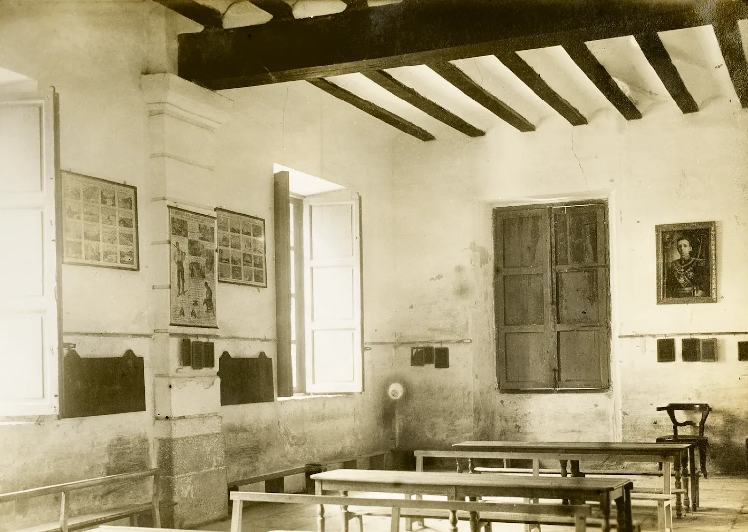 Sucursal de Játiva. Interior del edificio del Peso Real, en la plaza del Almudín, cuando albergaba las escuelas nacionales, antes de su adecuación para ser utilizado como sucursal del Banco de España. Ca. 1927. Fotógrafo: desconocido. Positivo. Plata en gelatina. N.º inv. 7458.