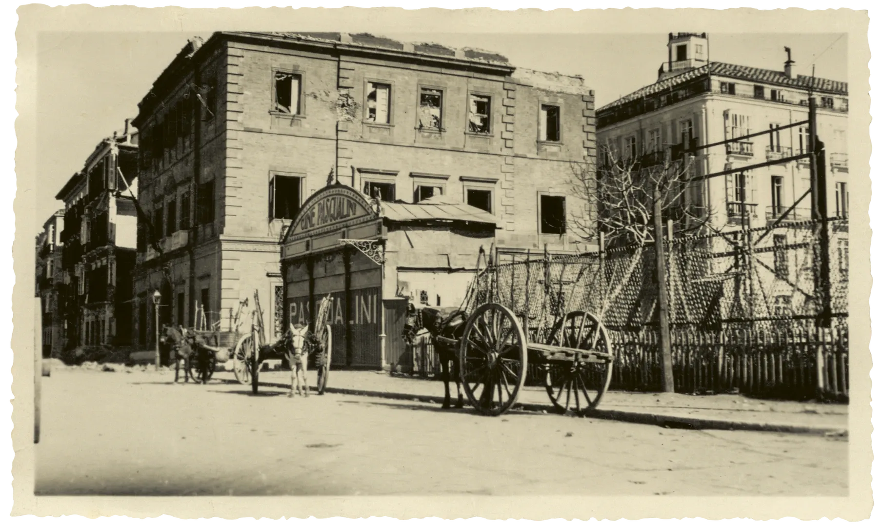 Sucursal de Málaga. Estado ruinoso en que quedó el edificio de la calle de la Alameda Hermosa, 7, después de los bombardeos sufridos durante la Guerra Civil. Ca. marzo de 1937. Fotógrafo: desconocido. Positivo. Plata en gelatina. N.º inv. 7516.