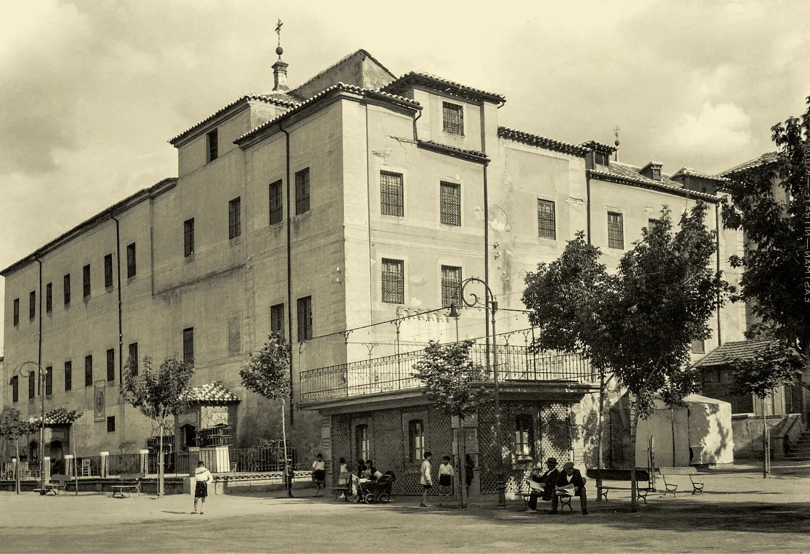 Toledo. Vista exterior del convento de Santa Fe en el paseo del Miradero, donde en 1935 se proyectó la construcción de un nuevo edificio-sucursal. Ant. 1932. Fotógrafo (probable): Lucas Fraile. Positivo. Copia al carbón. N.º inv. 7586/2.