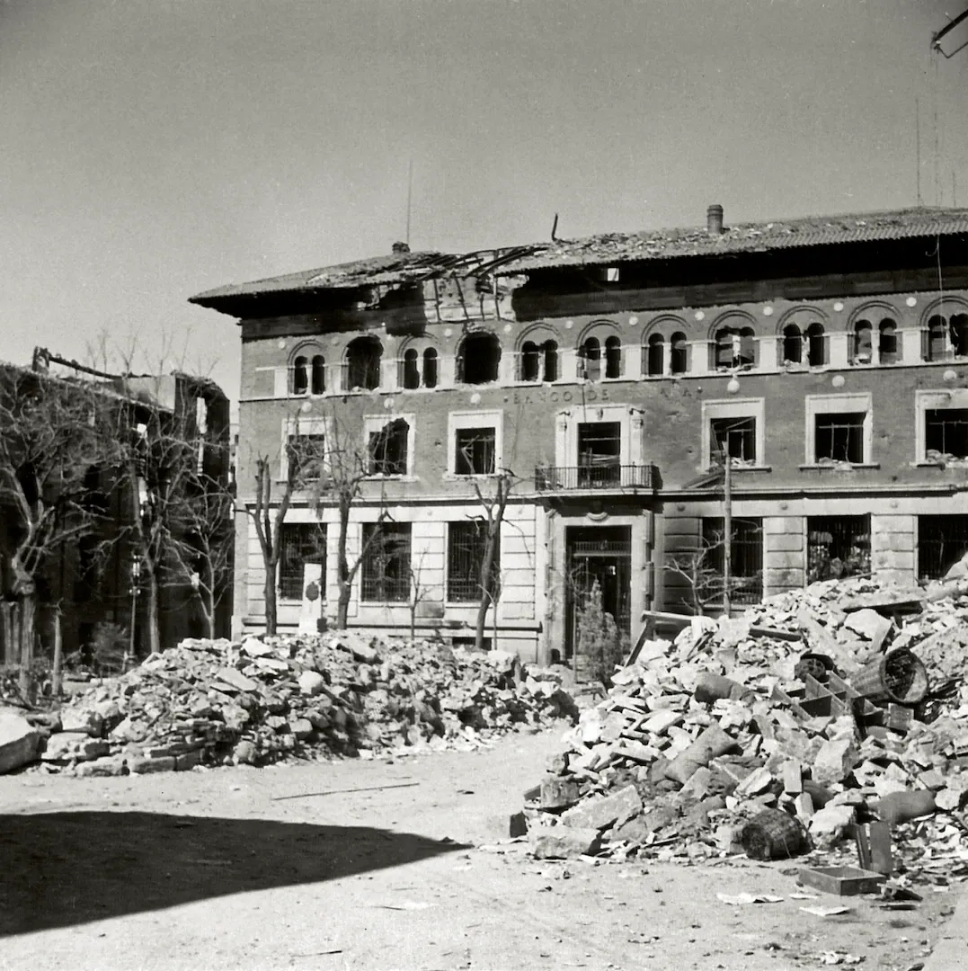 Sucursal de Teruel. Estado en que quedó el edificio de la sucursal tras la Guerra Civil (plaza de Emilio Castelar, luego de San Juan, sede entre 1936 y 2002, obra del arquitecto Juan de Zavala Lafora). Ca. 1937. Fotógrafo: Diego Quiroga Losada, marqués de Santa María del Villar. Positivo. Plata en gelatina. N.º inv. 7738.