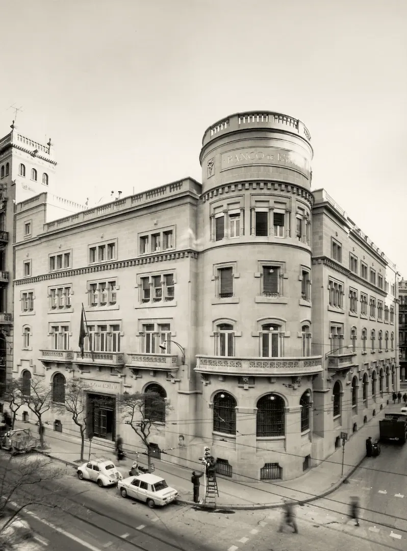 Sucursal de Valencia. Vista exterior del edificio tras la reforma realizada por Juan de Zavala Lafora en la que se añadió una planta (calle Barcas, 6, sede desde 1918, obra del arquitecto José de Astiz). 1966. Fotógrafo: Finezas. Positivo. Plata en gelatina. N.º inv. 7752.