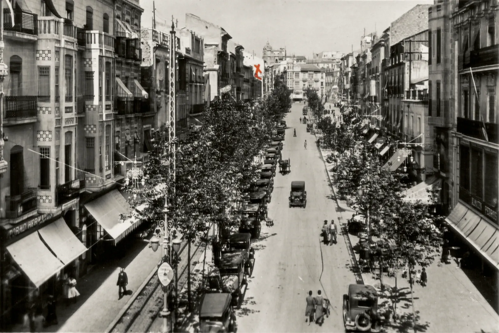 Alicante. Vista de la rambla Méndez Núñez. Al fondo, señalado el lugar donde se iba a construir el nuevo edificio del Banco de España. Ca. 1936. Fotógrafo: desconocido. Positivo. Plata en gelatina. Tarjeta postal. N.º inv. 7878.