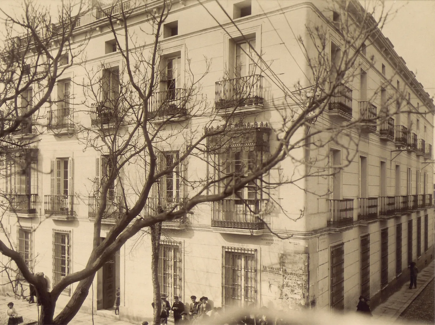 Sucursal de Badajoz. Vista exterior del edificio (plaza de La Soledad, 9, sede entre [1906] y 1913, en que se derriba para la construcción de la nueva sucursal). Ca. 1909-1911. Fotógrafo: Miguel Olivenza Salazar. Positivo. Plata en gelatina. N.º inv. 7891.