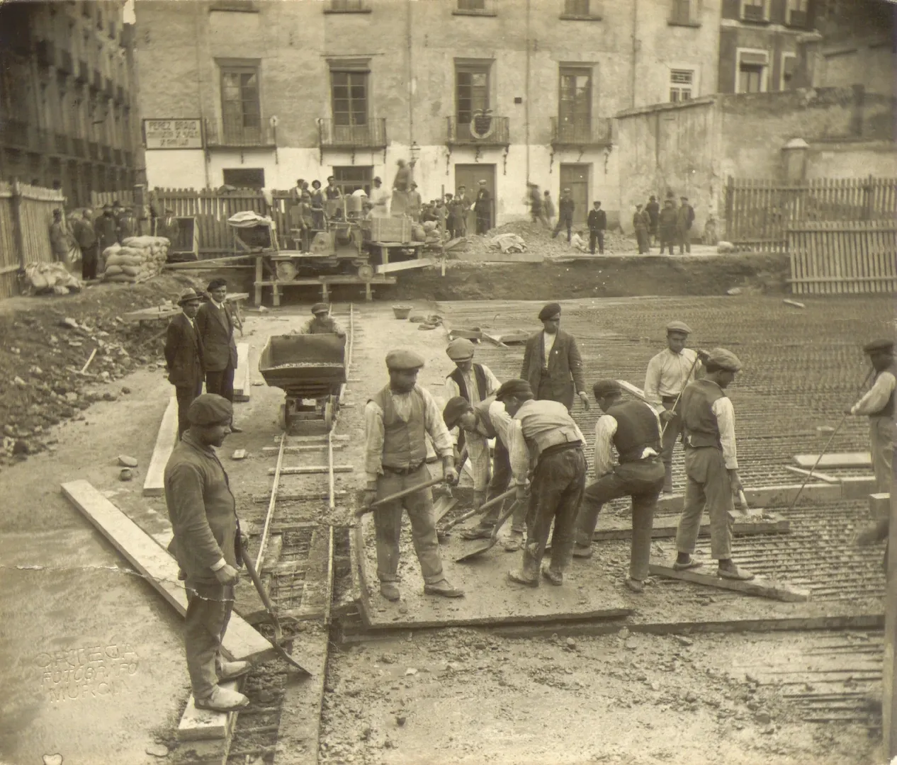 Sucursal de Murcia. Trabajos de construcción del edificio (calle Calderón de la Barca, sede desde 1929, obra de los arquitectos José Yárnoz Larrosa y Luis Menéndez Pidal). Ca. 1926. Fotógrafo: Carlos Ortega. Positivo. Plata en gelatina. N.º inv. 8329.