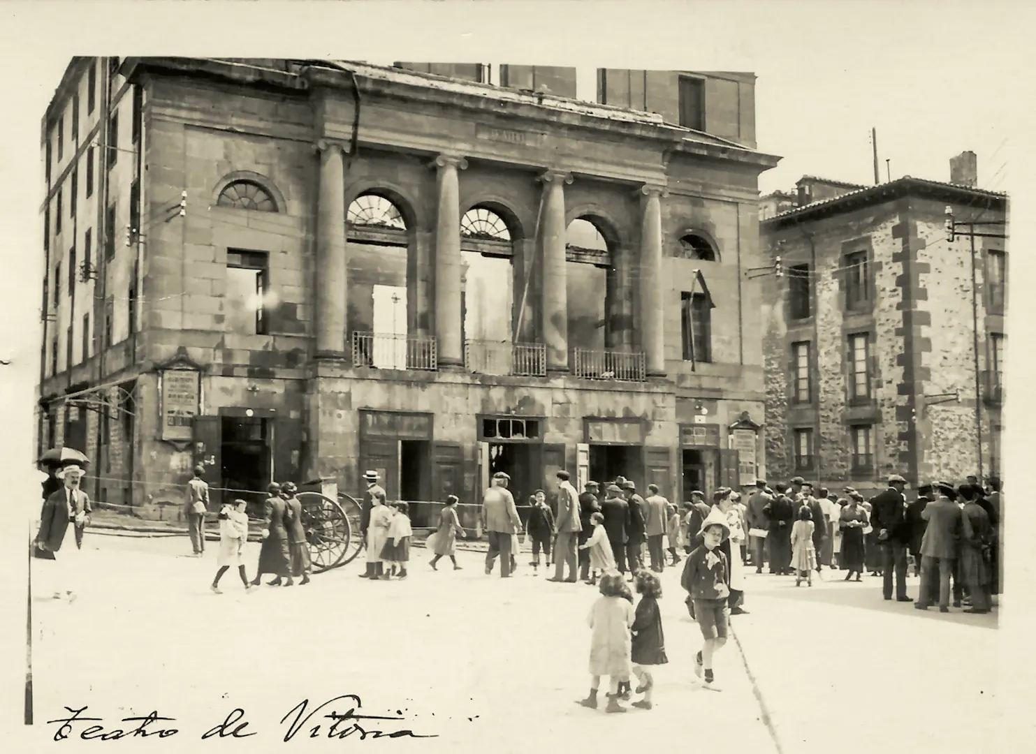 Vitoria. Teatro Principal de la ciudad en la calle Cuesta del Teatro, tras su incendio en 1914, cuyo solar adquiere el Banco de España para la construcción de una nueva sucursal. Ca. 1914. Fotógrafo: desconocido. Positivo. Plata en gelatina. N.º inv. 8513.