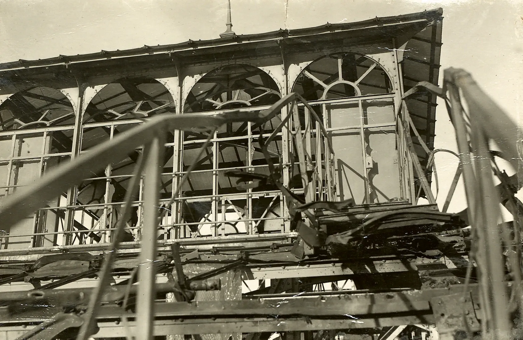 Madrid. Desperfectos causados por los bombardeos de la Guerra Civil en la cubierta del edificio del Banco de España. Ca. 1937. Fotógrafo: desconocido. Positivo. Plata en gelatina. N.º inv. 9256.