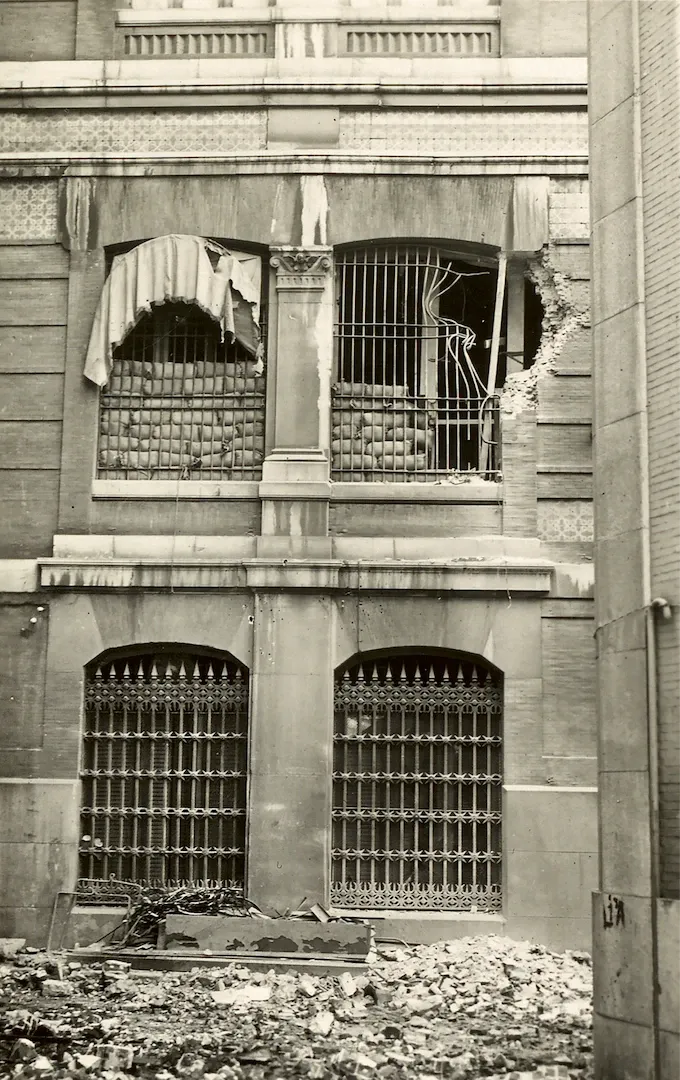 Madrid. Desperfectos causados en la fachada interior del edificio del Banco de España por los bombardeos de la Guerra Civil. Ca. 1937. Fotógrafo: desconocido. Positivo. Plata en gelatina. N.º inv. 9279.