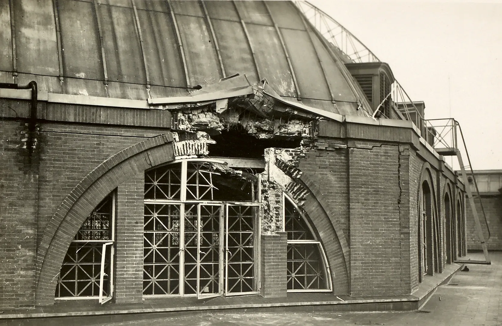 Madrid. Desperfectos causados por los bombardeos de la Guerra Civil en el luneto del patio de Operaciones. Ca. 1937. Fotógrafo: desconocido. Positivo. Plata en gelatina. N.º inv. 9281. 