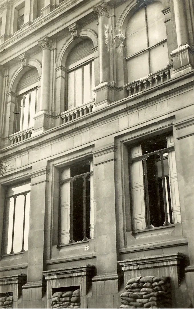 Madrid. Sacos terreros protegiendo las ventanas exteriores del edificio del Banco de España durante la Guerra Civil. Ca. 1937. Fotógrafo: desconocido. Positivo. Plata en gelatina. N.º inv. 9294.