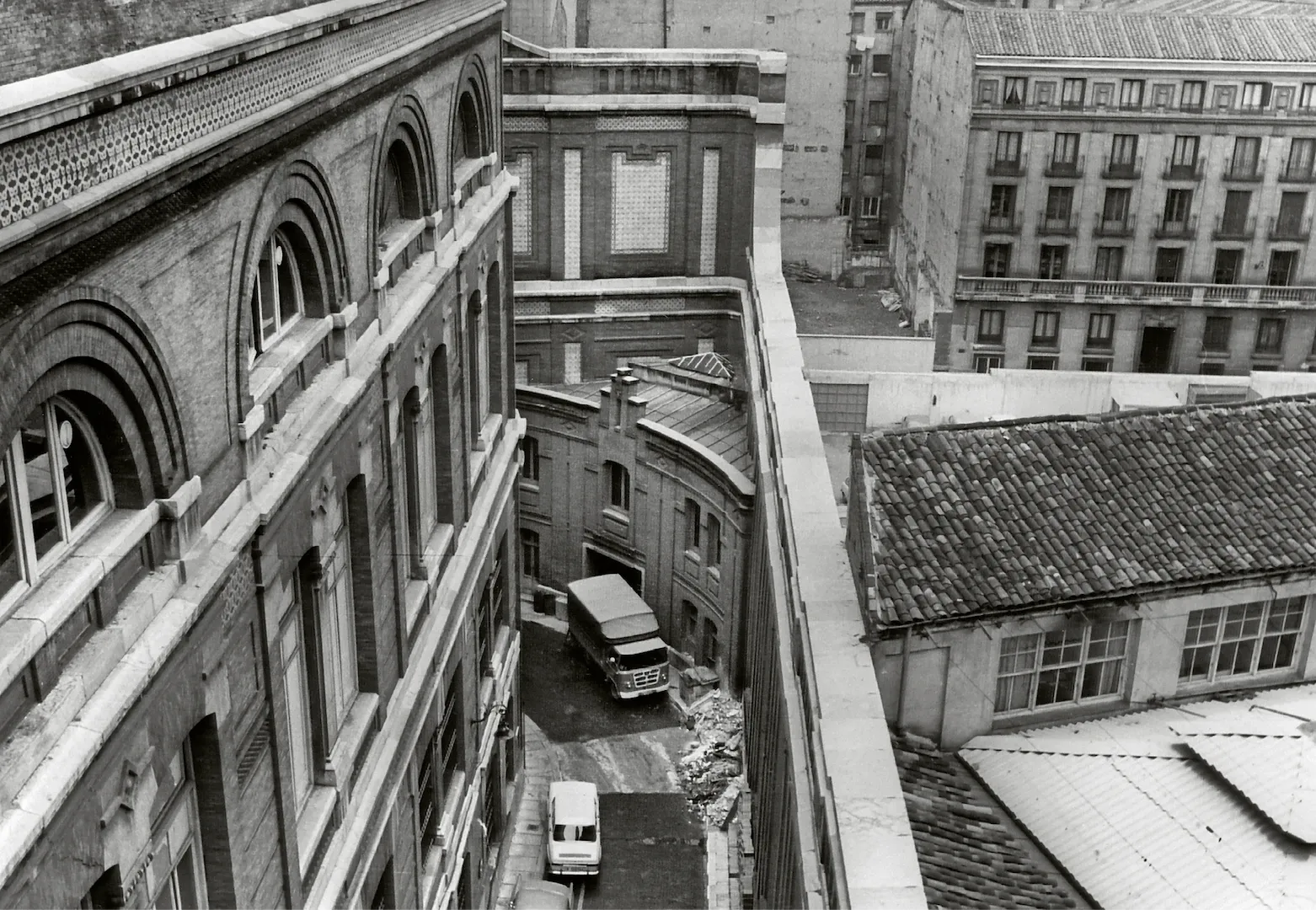 Madrid. Fachada interior del edificio del Banco de España y vista del callejón perimetral de aislamiento antes de la demolición del muro para la ampliación del edificio en las calles de Los Madrazo y Marqués de Cubas. Ca. 1969. Fotógrafo: desconocido. Positivo. Plata en gelatina. N.º inv. 9377.