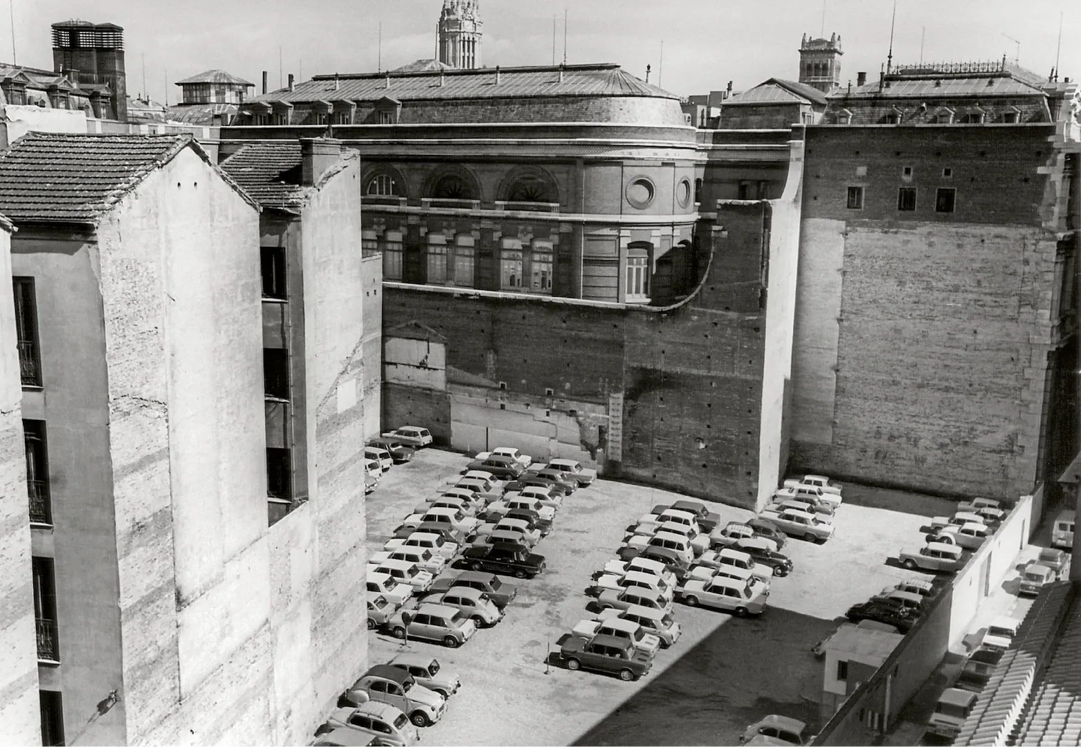 Madrid. Vista de algunos de los solares de las calles de Los Madrazo y Marqués de Cubas sobre los que se construirá la segunda ampliación del edificio del Banco de España. Al fondo, fachada interior del edificio en la parte del salón de Juntas de Accionistas. Ca. 1969. Fotógrafo: desconocido. Positivo. Plata en gelatina. N.º inv. 9378.