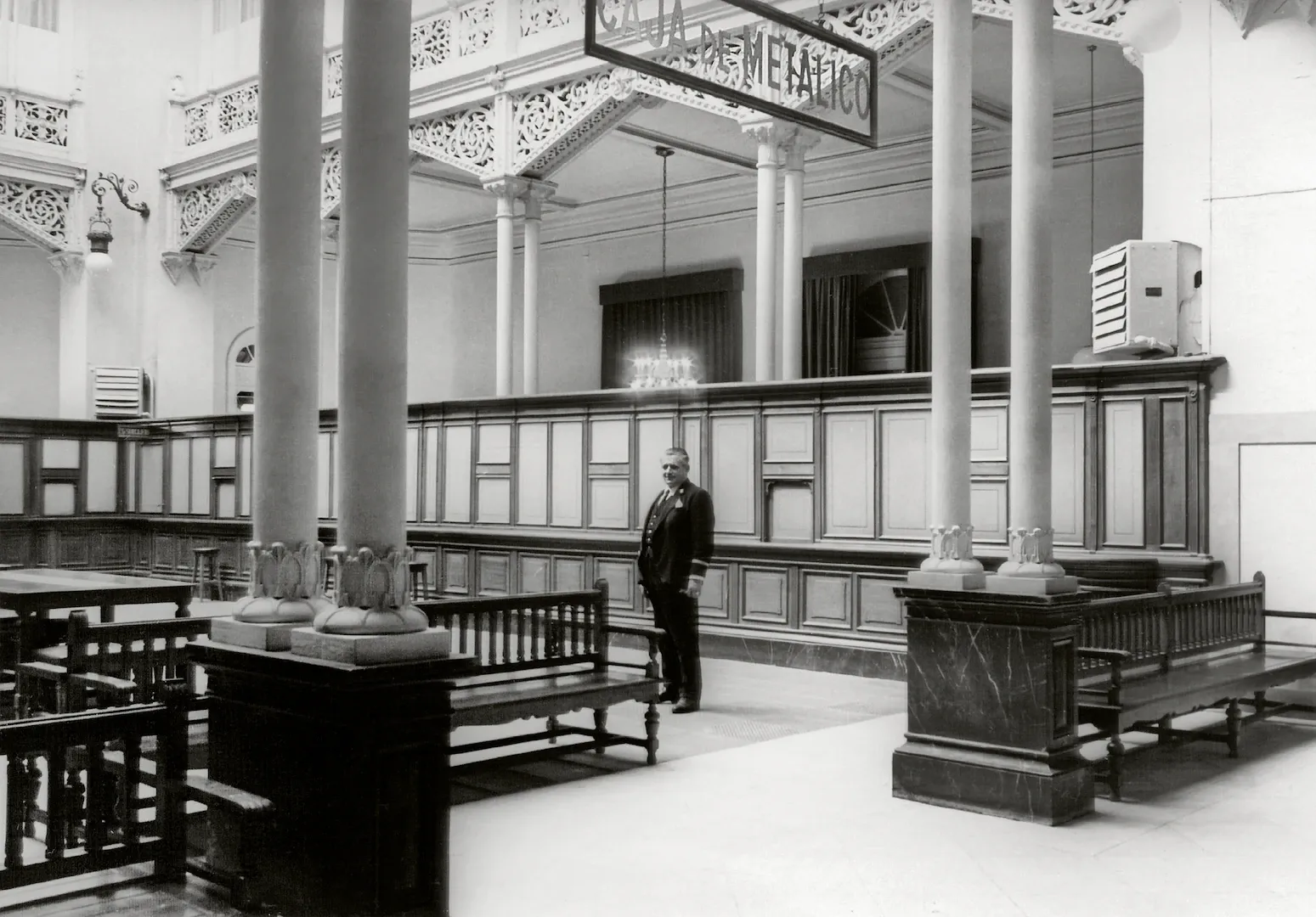 Madrid. Patio de Caja de Efectivo o Metálico, actual biblioteca del Banco de España. Ca. 1935. Fotógrafo: desconocido. Positivo. Plata en gelatina. N.º inv. 9502.