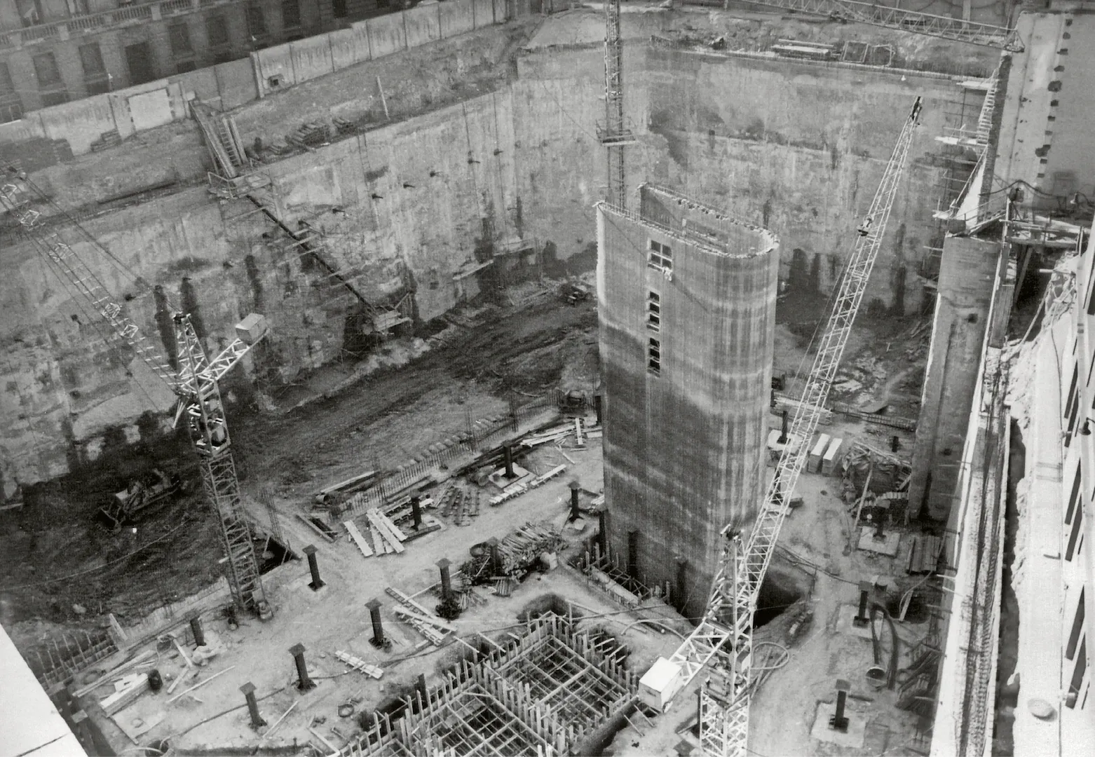 Madrid. Obras de ampliación del edificio del Banco de España en las calles de Los Madrazo y Marqués de Cubas, realizadas entre 1969 y 1976 según proyecto de los arquitectos Juan de Zavala Lafora y Javier Yárnoz Orcoyen. Construcción de las plantas bajo rasante. 1971. Fotógrafo: desconocido. Positivo. Plata en gelatina. N.º inv. 9567.