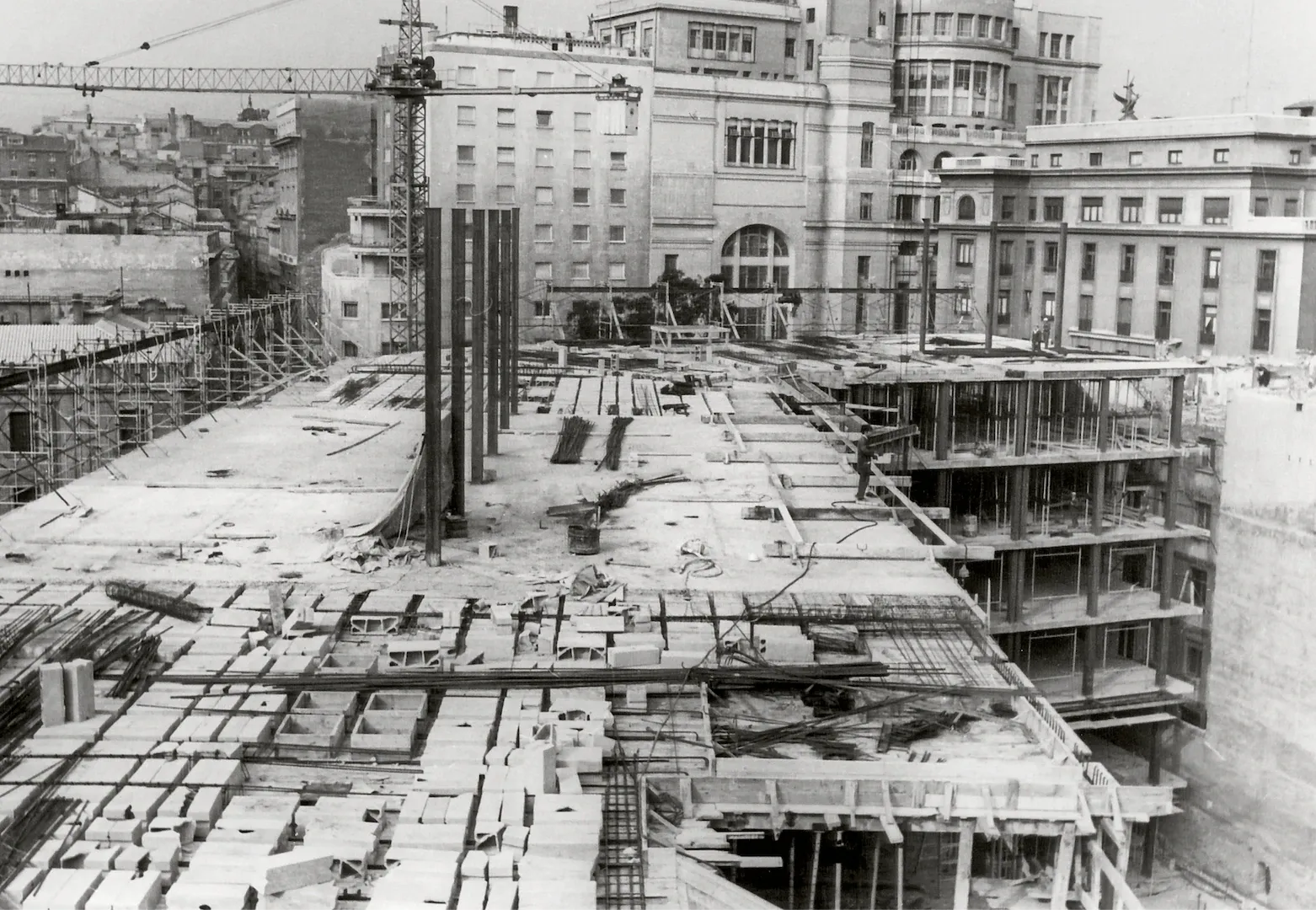 Madrid. Obras de ampliación del edificio del Banco de España en las calles de Los Madrazo y Marqués de Cubas. Construcción de la techumbre. Al fondo, el edificio del Círculo de Bellas Artes. 1973. Fotógrafo: desconocido. Positivo. Plata en gelatina. N.º inv. 9693.